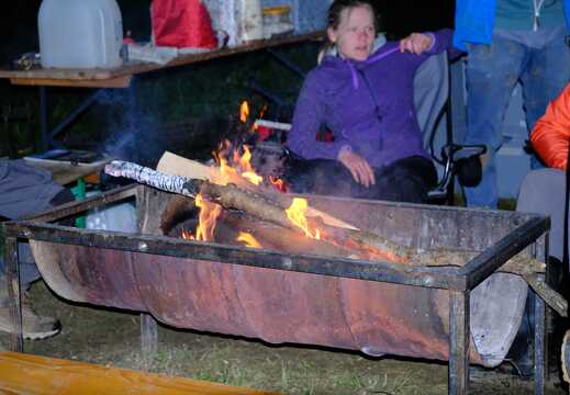 Beluga Abends an der Feuerschale