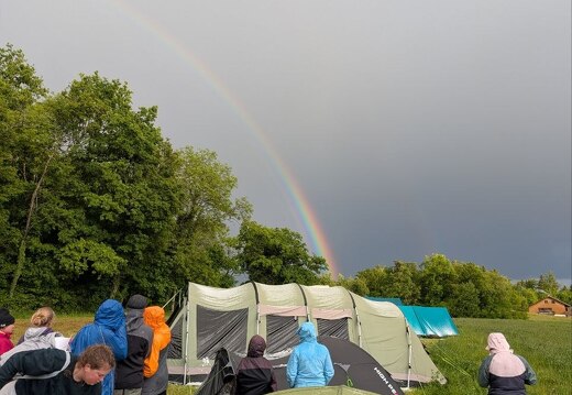 Regenbogen über dem Lagerplatz
