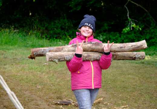 Kind sammelt Feuerholz