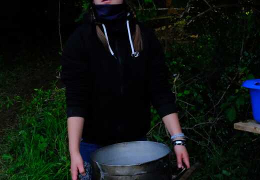 Fury transportiert Topf mit Abwaschwasser
