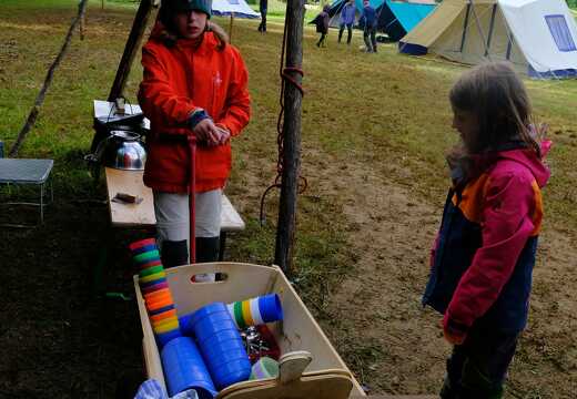 Kinder transportieren Geschirr