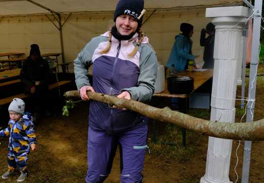 Granella transportiert Holzstamm