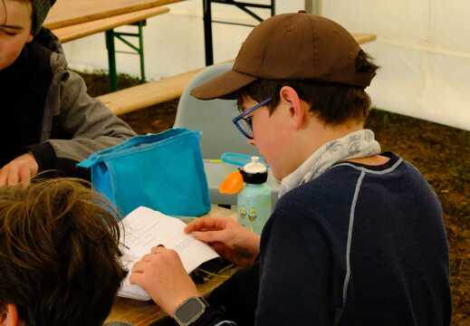 Kinder bei der Stillen Zeit