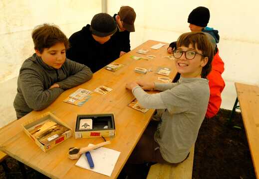 Kinder spielen Kartenspiel