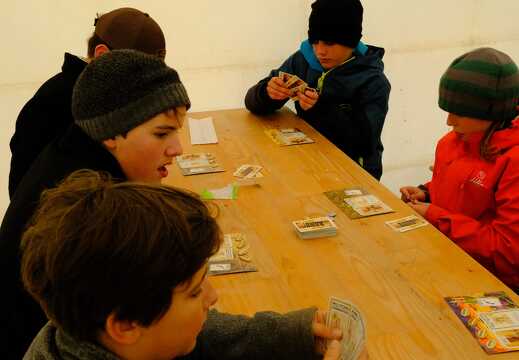 Kinder spielen Kartenspiel