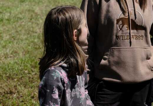 Kinder stehen auf der Wiese