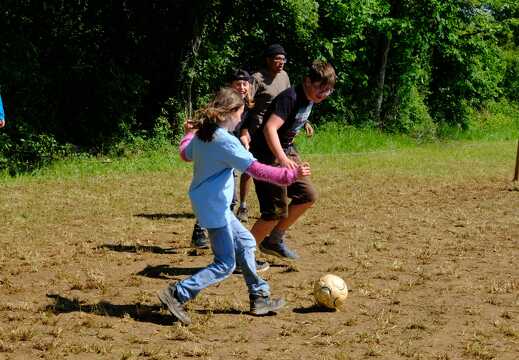 Kinder spielen Fussball