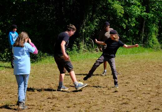 Kinder spielen Fussball