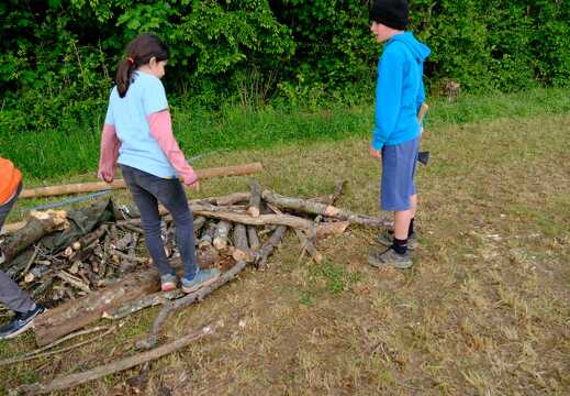Kinder hacken Feuerholz