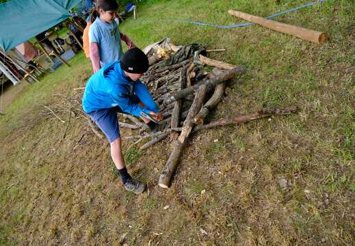 Kinder hacken Feuerholz