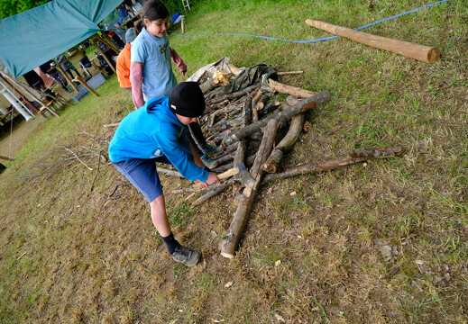 Kinder hacken Feuerholz