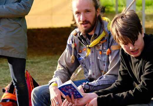 Winnetou beim Cajon spielen