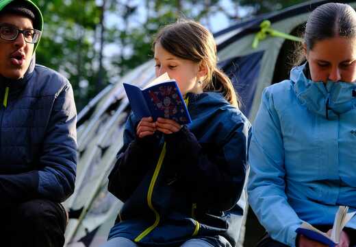 Leiter und Kinder beim singen