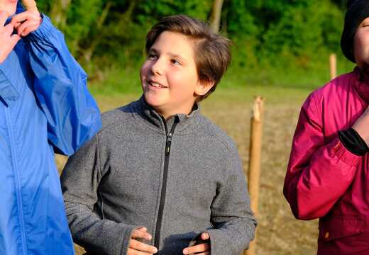 Kinder machen Bewegungen zum Lied