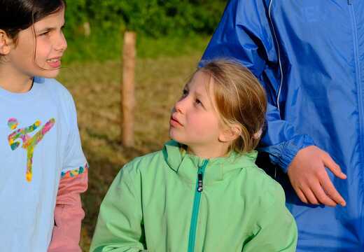 Kinder machen Bewegungen zum Lied