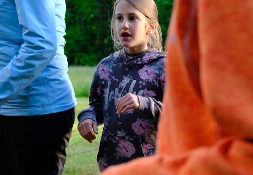 Kinder machen Bewegungen zum Lied
