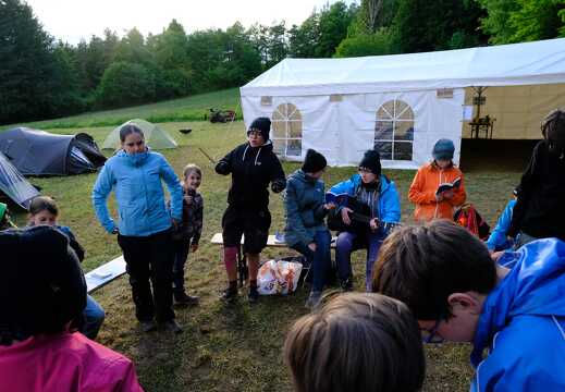 Leiter und Kinder machen Bewegungen zum Lied