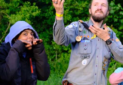 Kind und Winnetou machen Bewegungen zum Lied