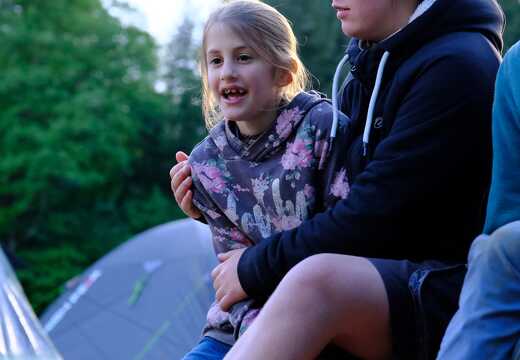 Kind und Fury hören der Andacht zu