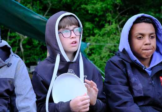 Kinder hören der Andacht zu