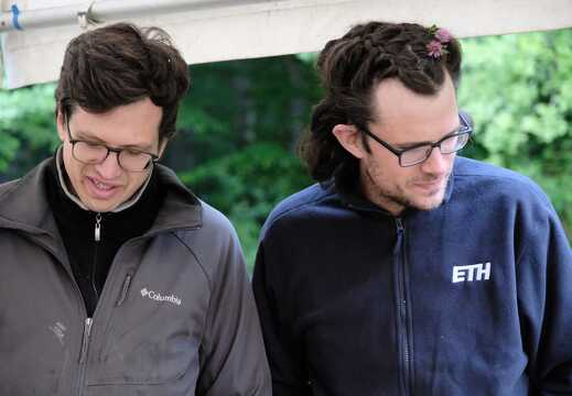 Fabian und Manuel im Esszelt